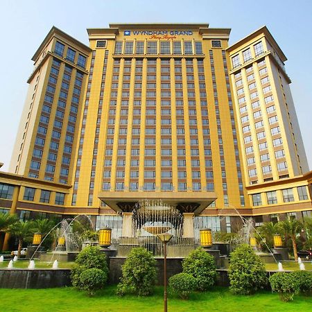 Wyndham Grand Plaza Royale Palace Чънду Екстериор снимка