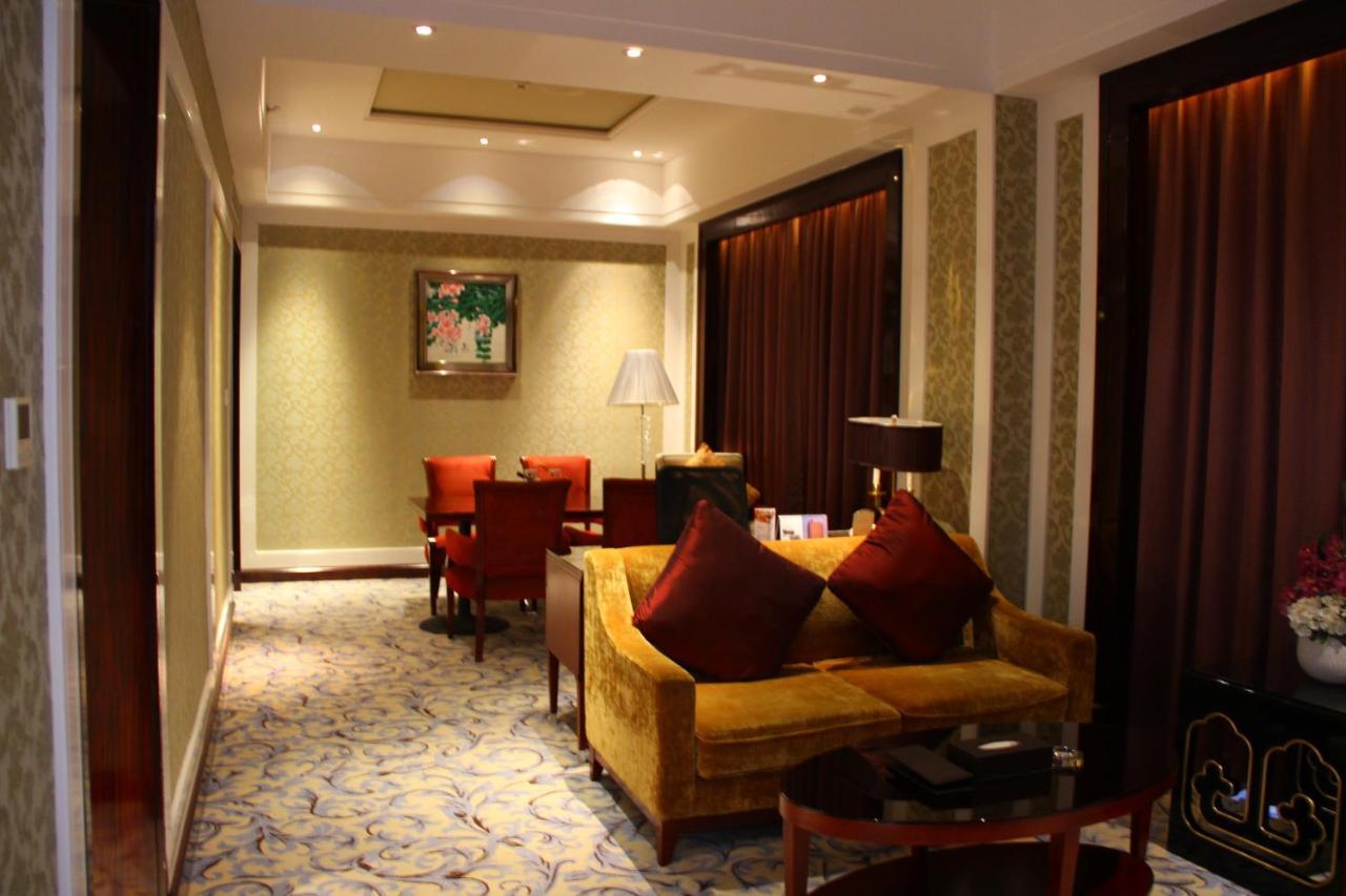 Wyndham Grand Plaza Royale Palace Чънду Екстериор снимка