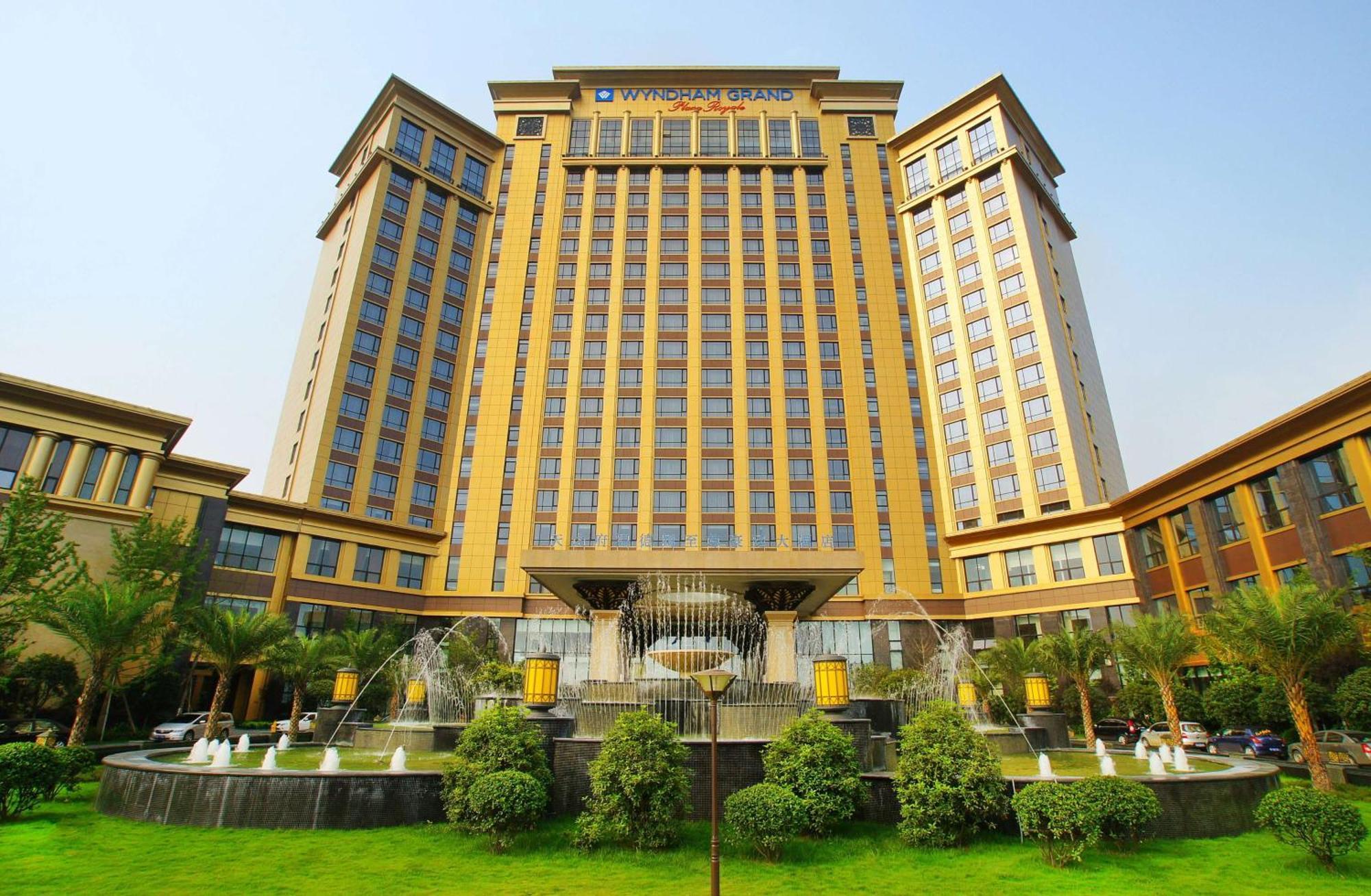 Wyndham Grand Plaza Royale Palace Чънду Екстериор снимка