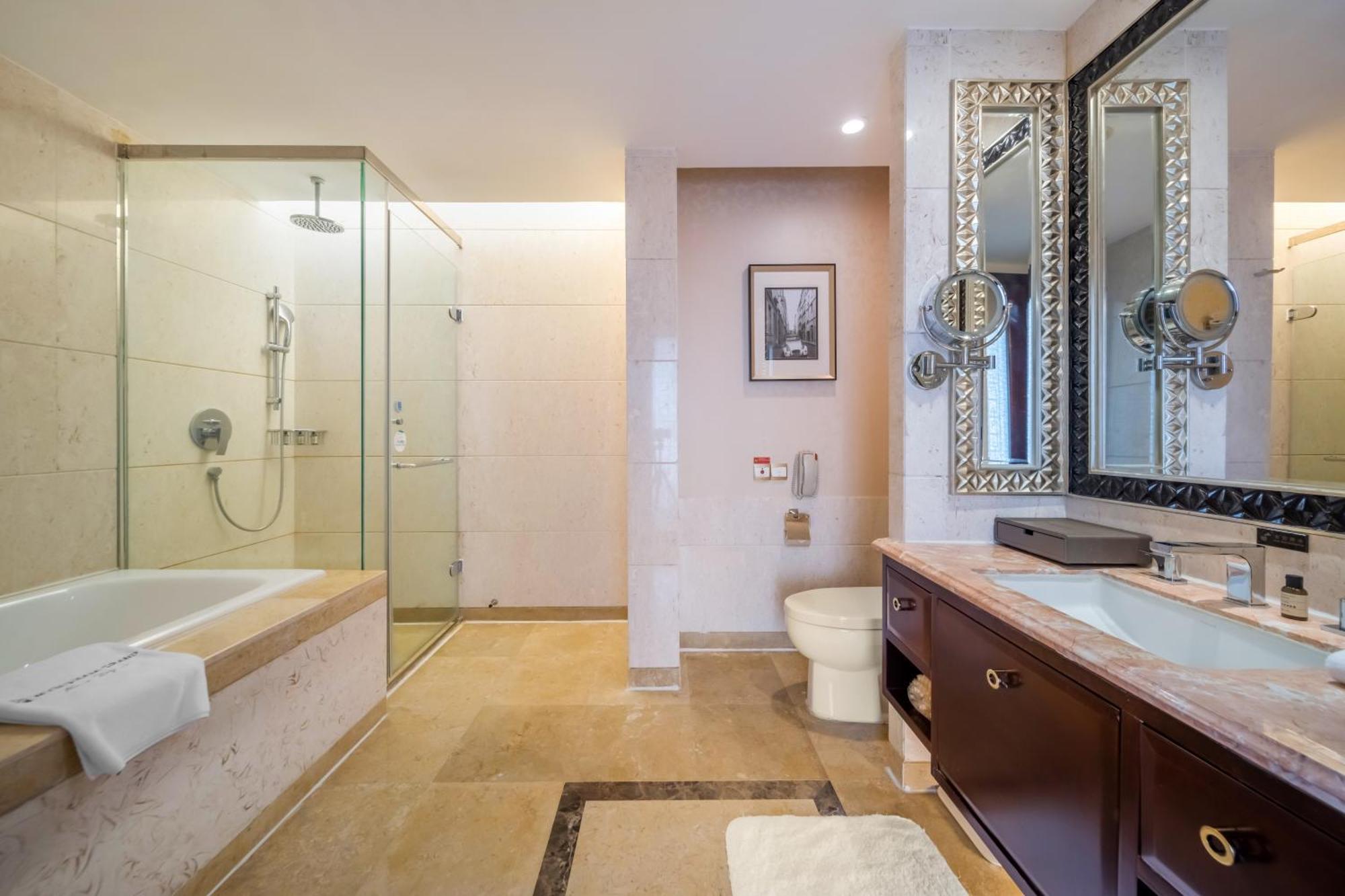 Wyndham Grand Plaza Royale Palace Чънду Екстериор снимка