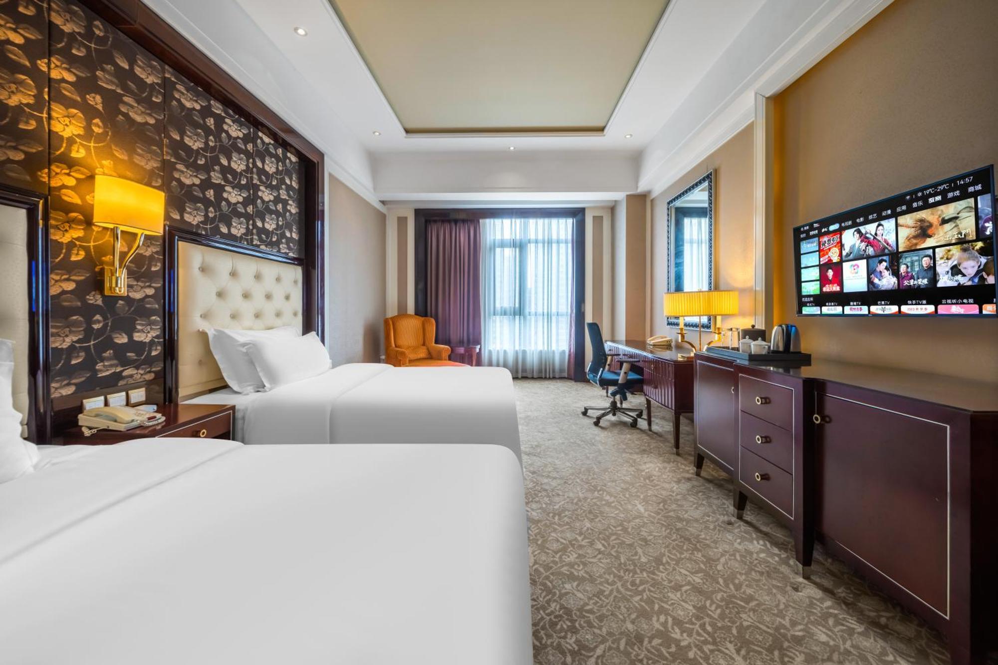 Wyndham Grand Plaza Royale Palace Чънду Екстериор снимка