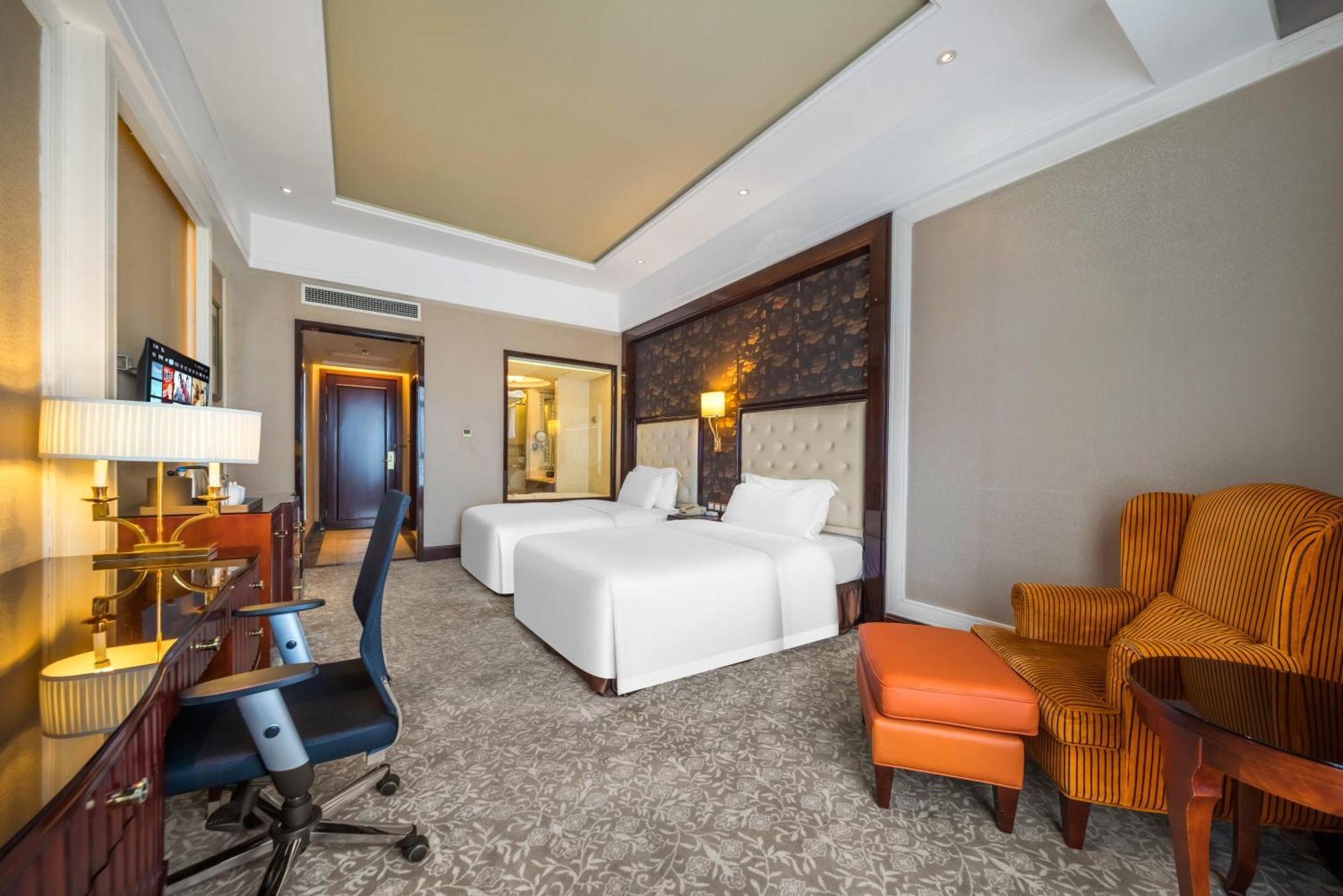 Wyndham Grand Plaza Royale Palace Чънду Екстериор снимка