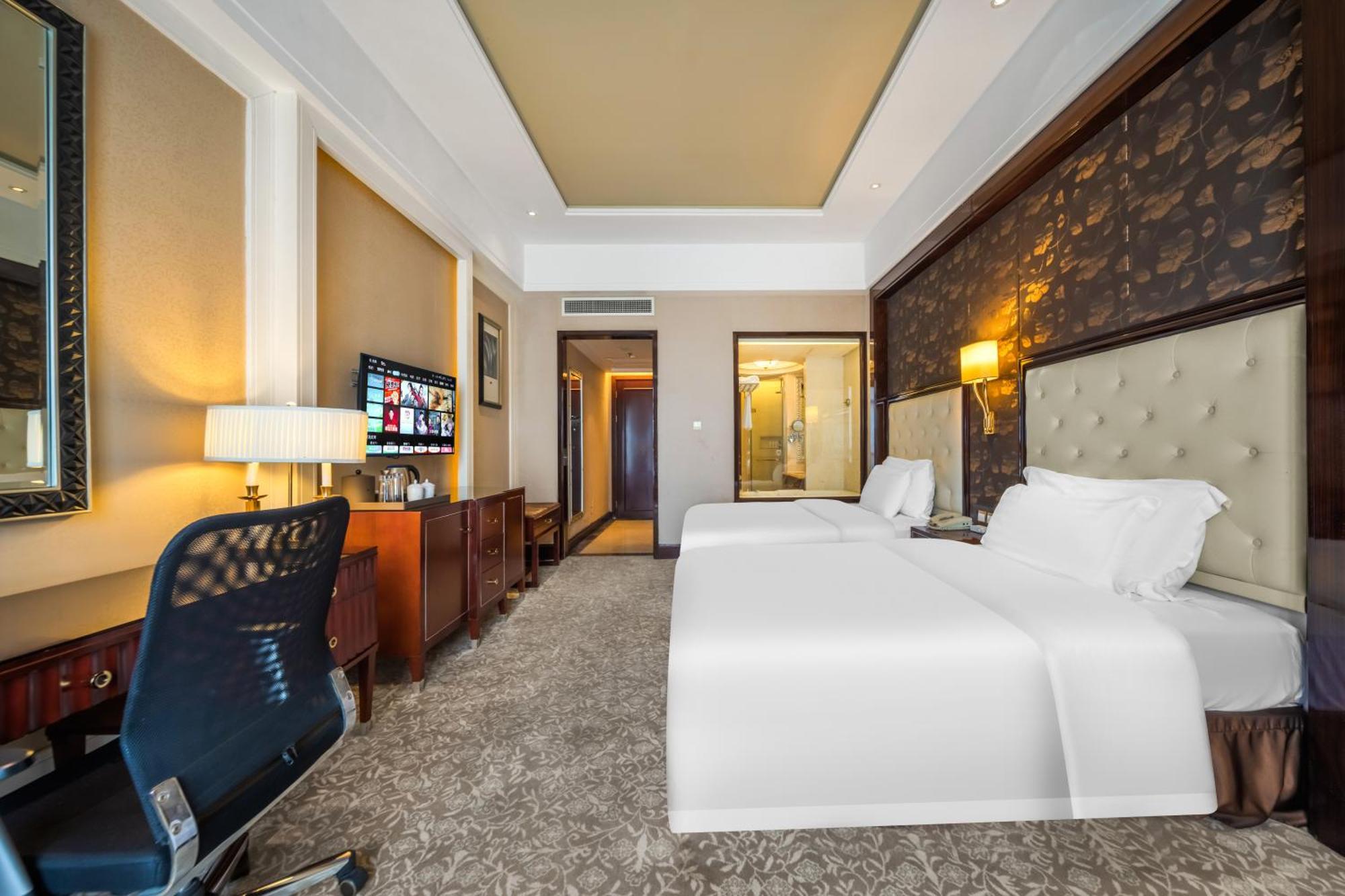 Wyndham Grand Plaza Royale Palace Чънду Екстериор снимка