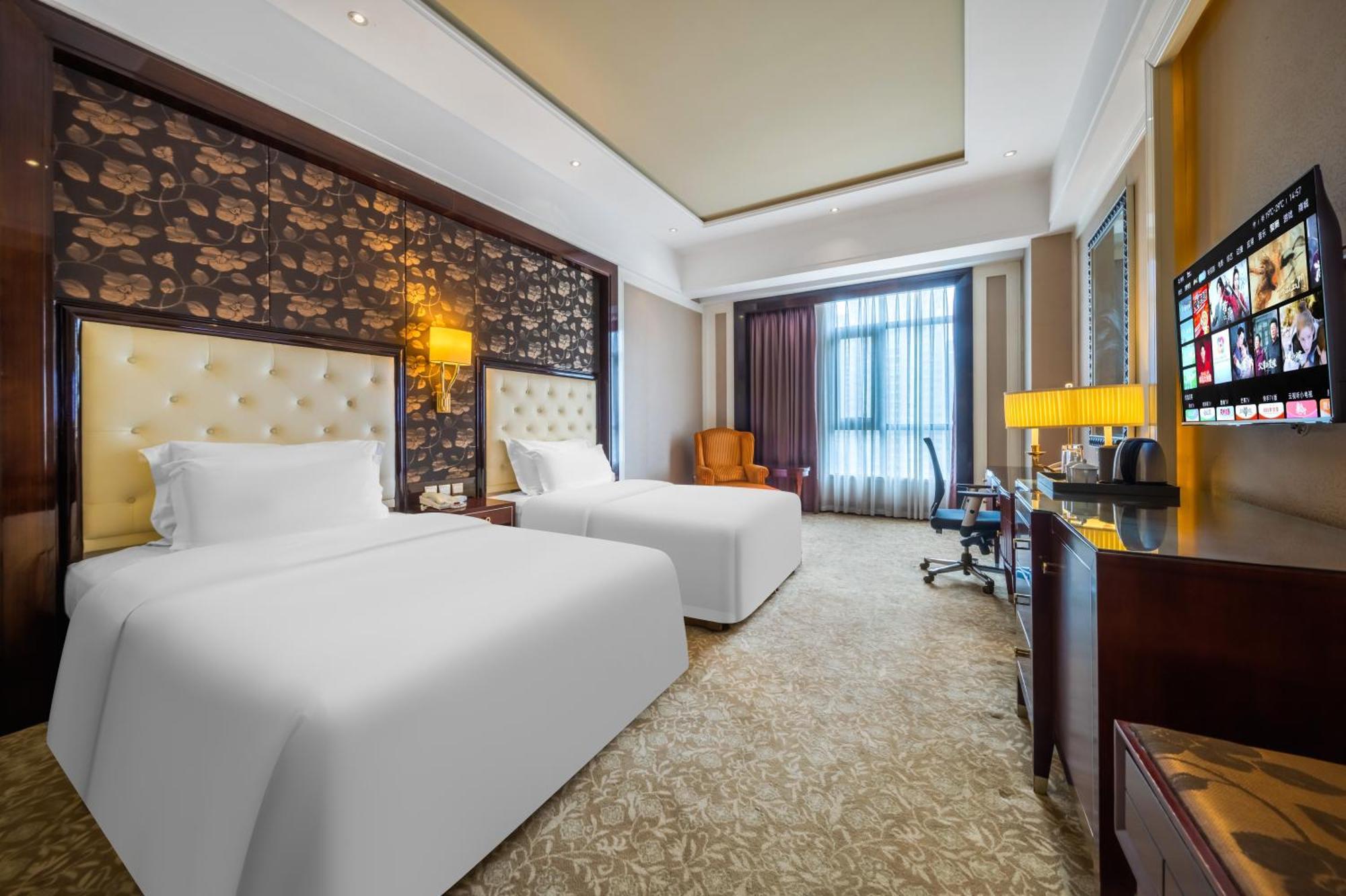 Wyndham Grand Plaza Royale Palace Чънду Екстериор снимка