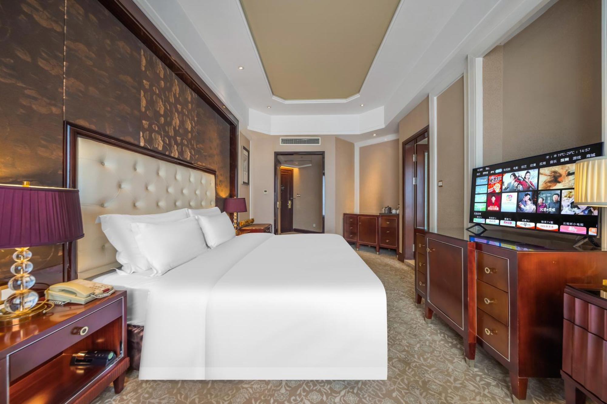 Wyndham Grand Plaza Royale Palace Чънду Екстериор снимка