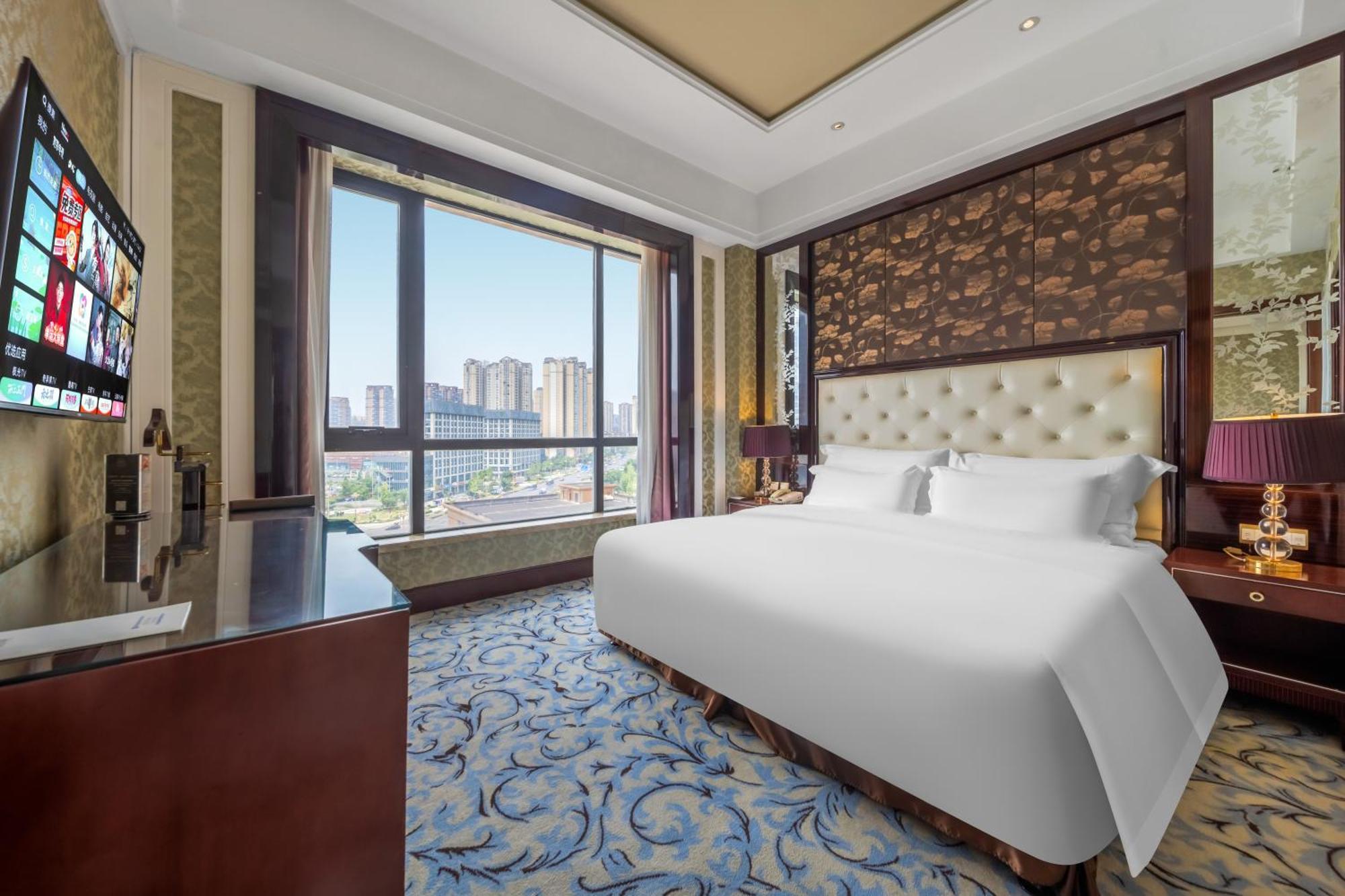 Wyndham Grand Plaza Royale Palace Чънду Екстериор снимка