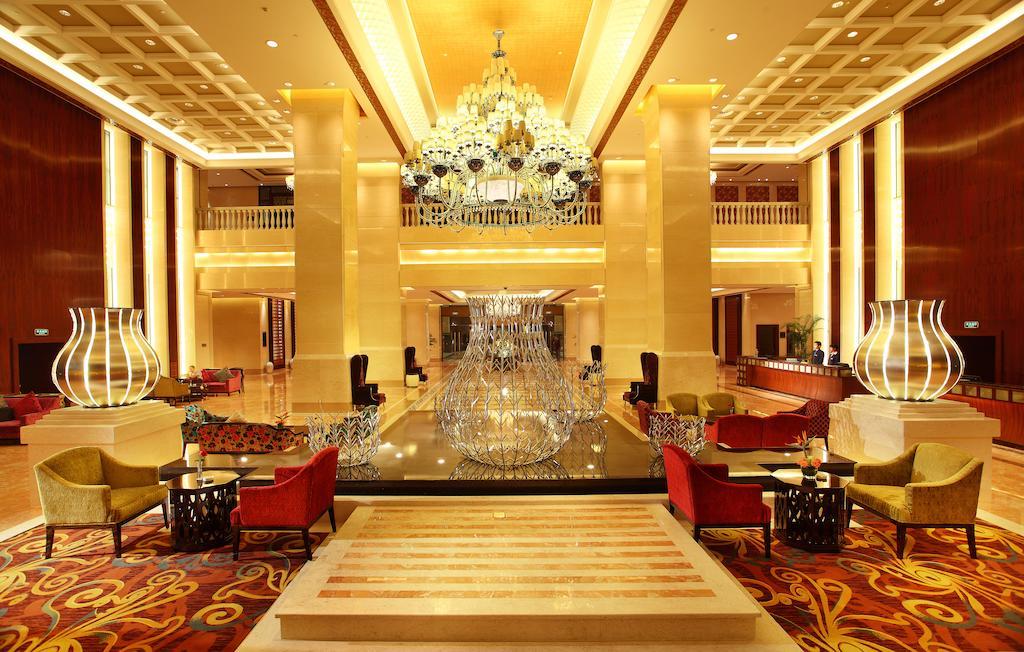 Wyndham Grand Plaza Royale Palace Чънду Екстериор снимка