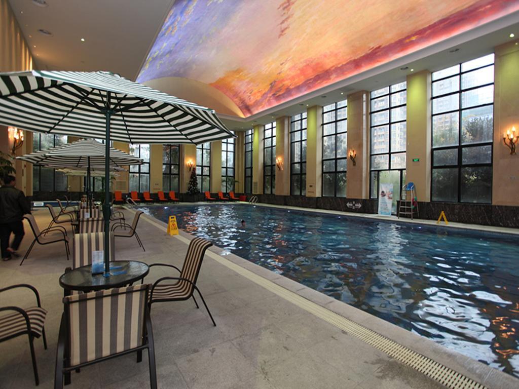 Wyndham Grand Plaza Royale Palace Чънду Екстериор снимка