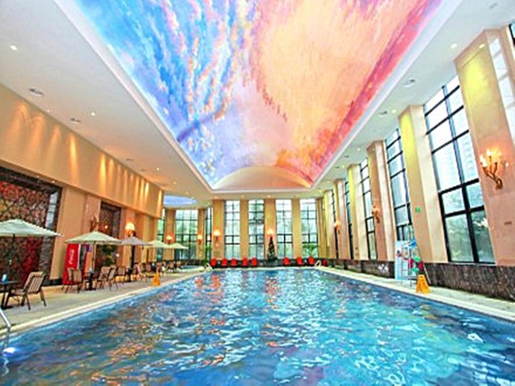 Wyndham Grand Plaza Royale Palace Чънду Екстериор снимка