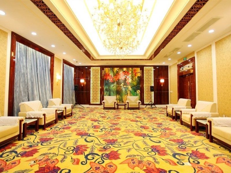 Wyndham Grand Plaza Royale Palace Чънду Екстериор снимка
