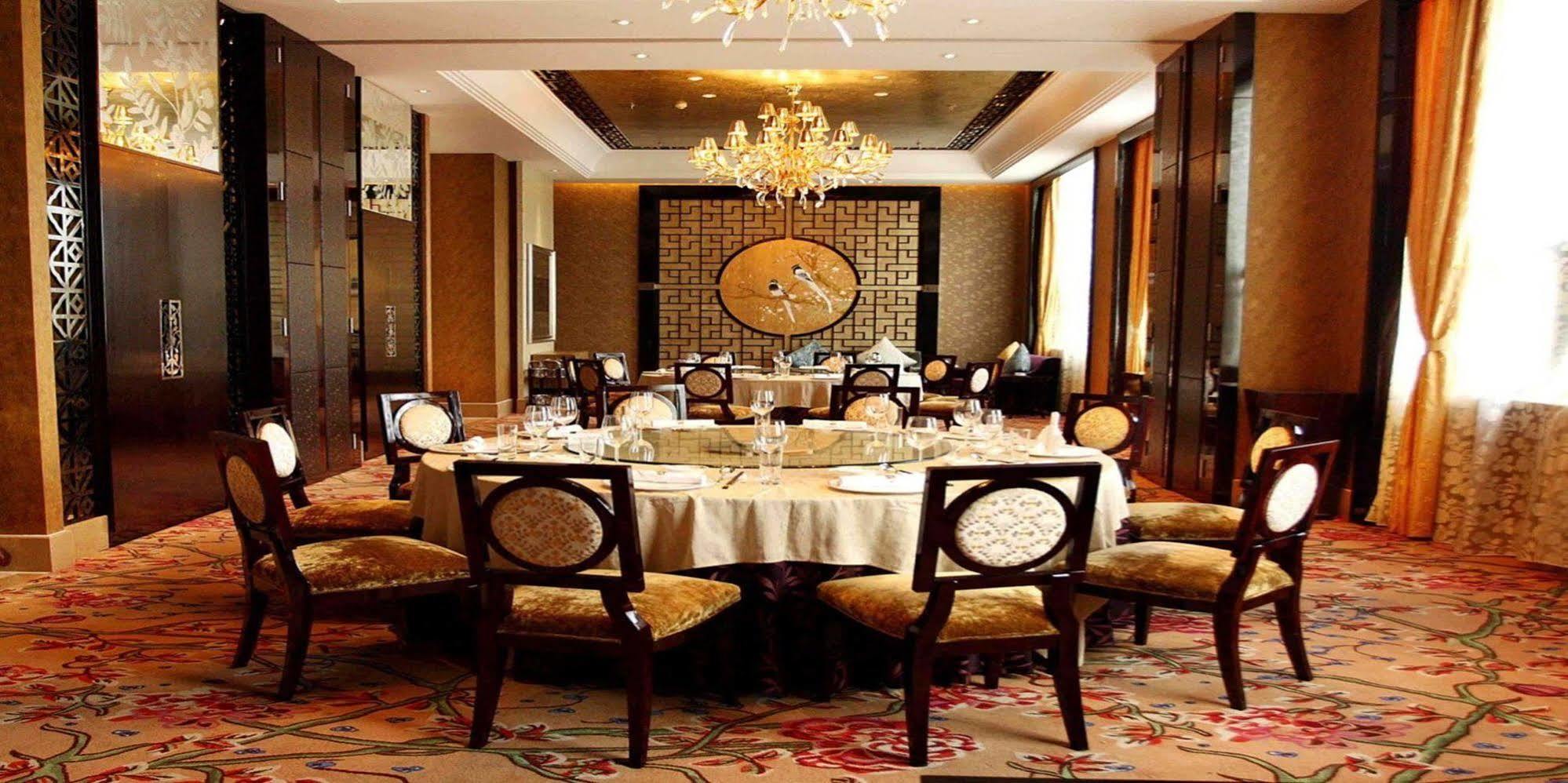 Wyndham Grand Plaza Royale Palace Чънду Екстериор снимка