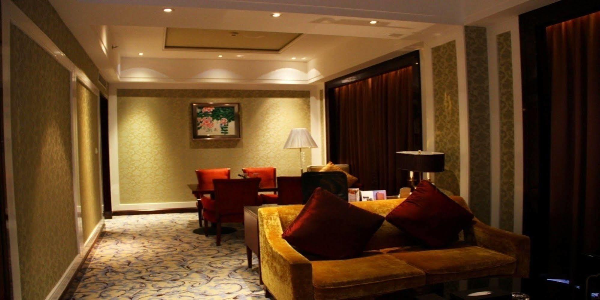 Wyndham Grand Plaza Royale Palace Чънду Екстериор снимка