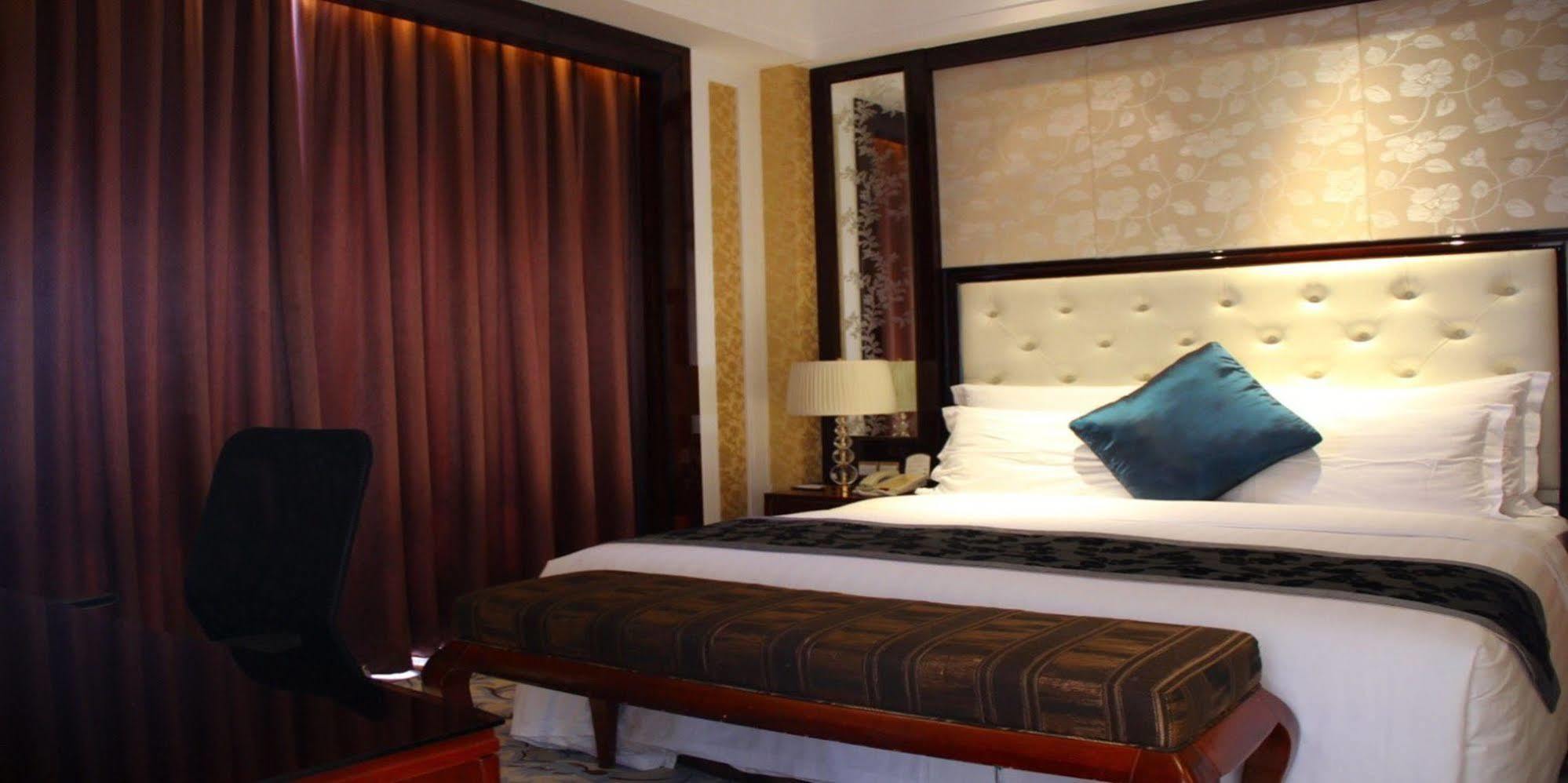 Wyndham Grand Plaza Royale Palace Чънду Екстериор снимка