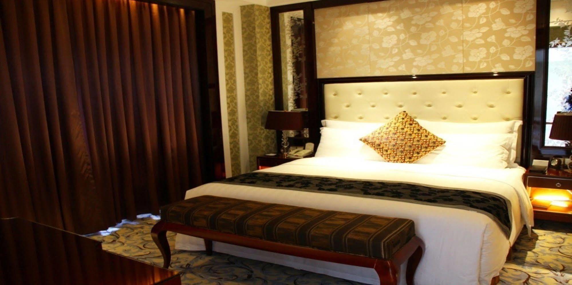 Wyndham Grand Plaza Royale Palace Чънду Екстериор снимка