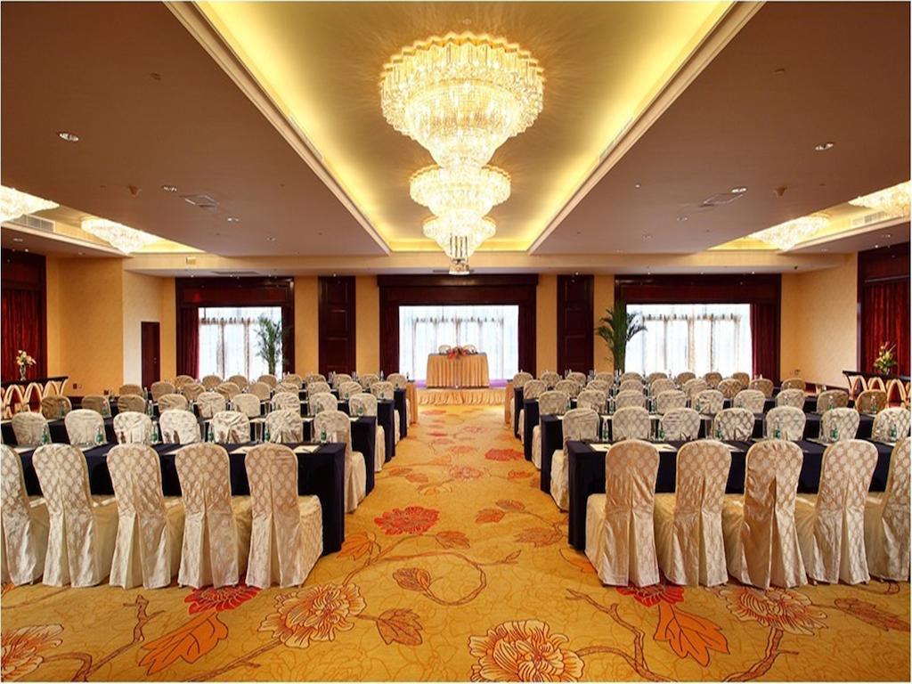 Wyndham Grand Plaza Royale Palace Чънду Екстериор снимка