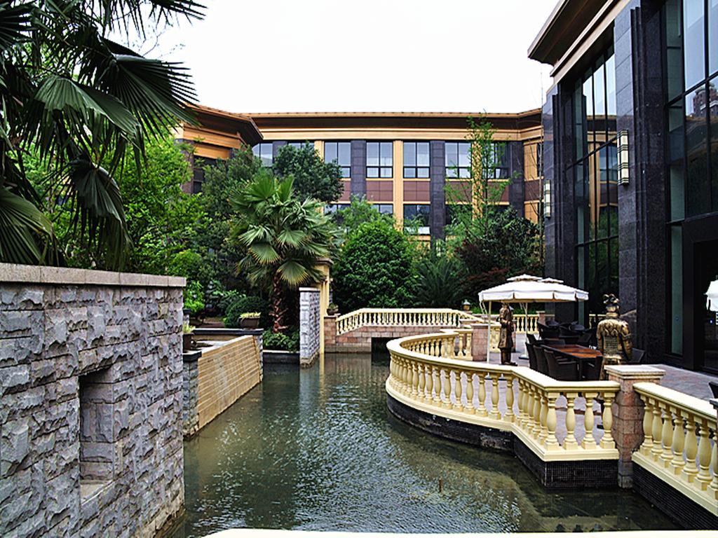Wyndham Grand Plaza Royale Palace Чънду Екстериор снимка