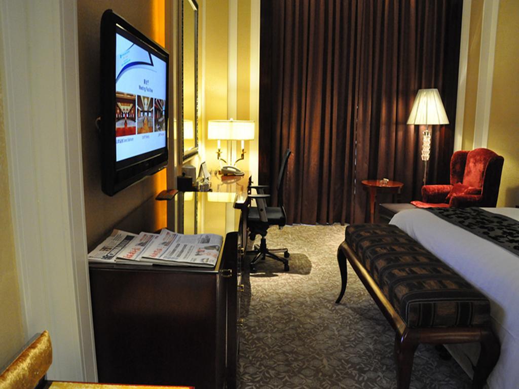 Wyndham Grand Plaza Royale Palace Чънду Екстериор снимка
