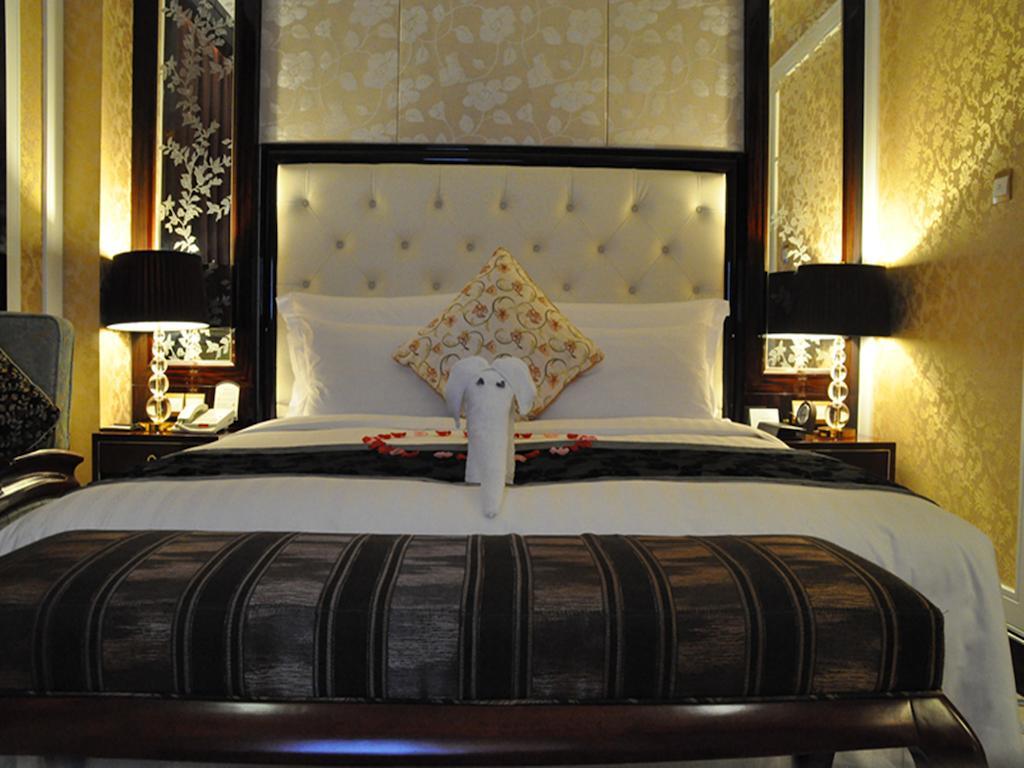 Wyndham Grand Plaza Royale Palace Чънду Екстериор снимка
